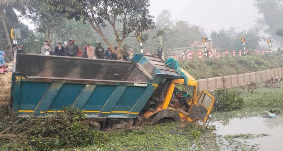 নওগাঁয় ভ্যানে ডাম্প ট্রাকের ধাক্কা, প্রাণ গেল ৫ জনের