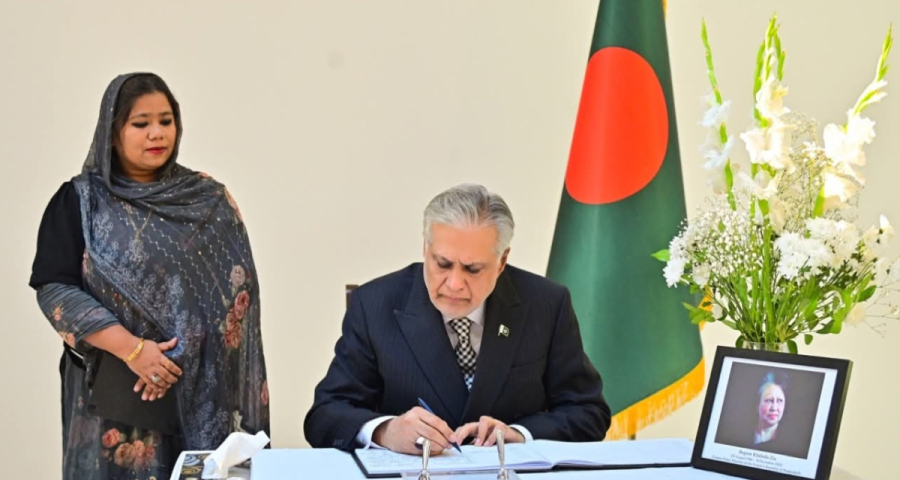 বাংলাদেশ হাইকমিশনে এসে খালেদা জিয়াকে শ্রদ্ধা জানালেন ইসহাক দার
