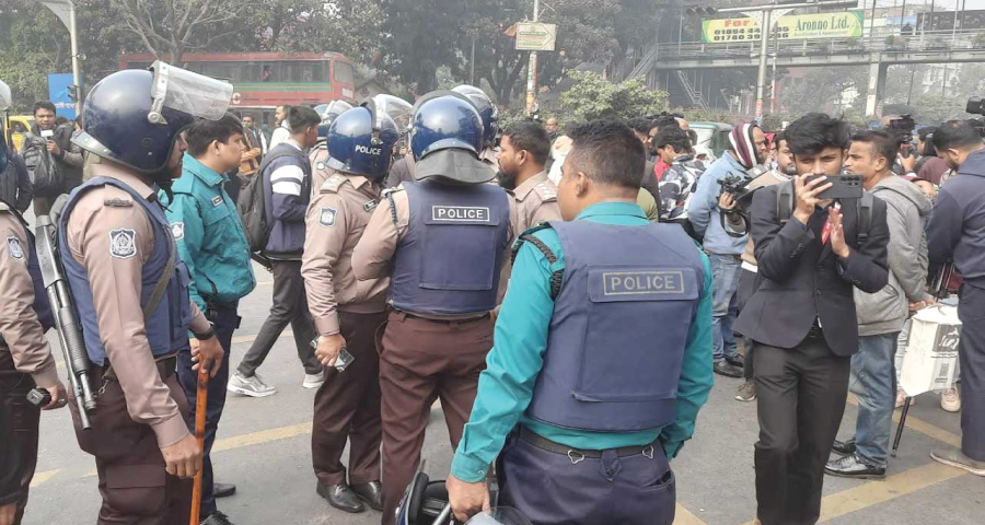 ফার্মগেটে বন্ধ যানচলাচল, শিক্ষার্থীদের আলোচনার প্রস্তাব পুলিশের