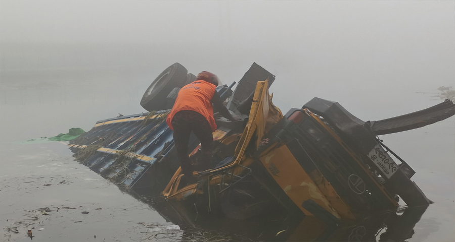 সেতুর রেলিং ভেঙে নদীতে ট্রাক, দুজনের মরদেহ উদ্ধার