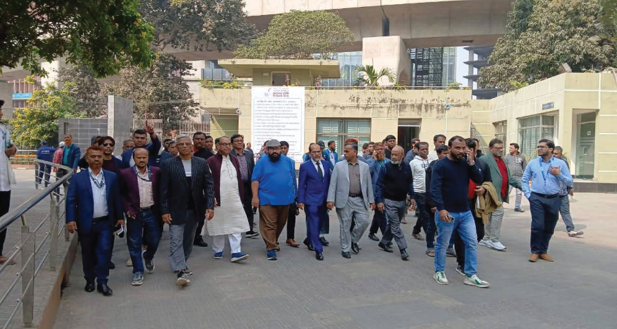 সদলবলে কেন্দ্রীয় ব্যাংকে মির্জা আব্বাস