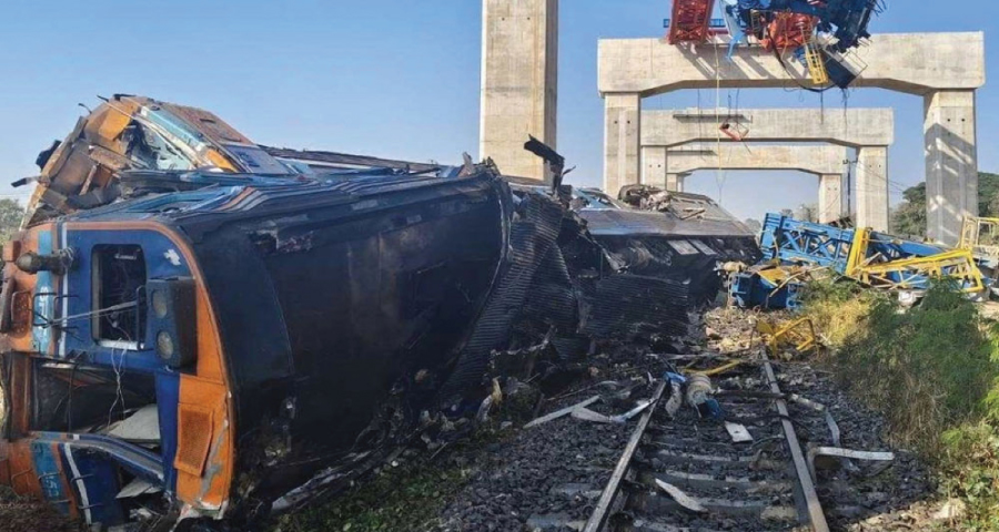 <span style='color:red;font-size:14px;'>থাইল্যান্ড</span><br> চলন্ত ট্রেনের বগির ওপর ভেঙে পড়ল ক্রেন, নিহত ২২