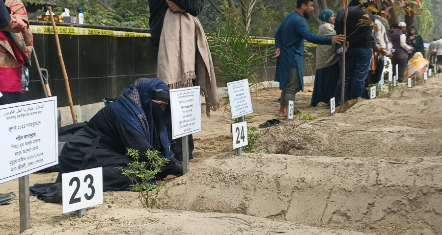অবশেষে সন্তানের কবরের দেখা পেলেন মা, জড়িয়ে করলেন আদর