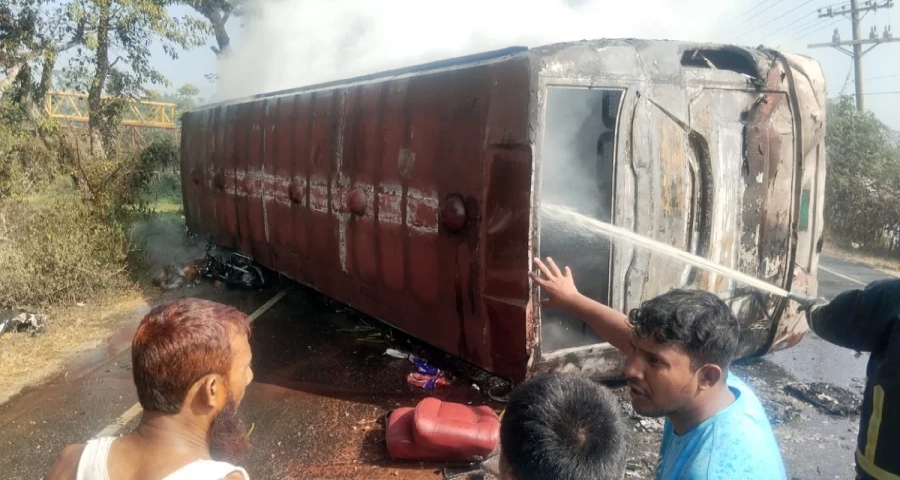 নিয়ন্ত্রণ হারিয়ে চলন্ত বাসে আগুন, নিহত ৪