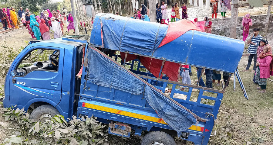 ট্রেন-পিকআপ সংঘর্ষ, ৩ শ্রমিক নিহত