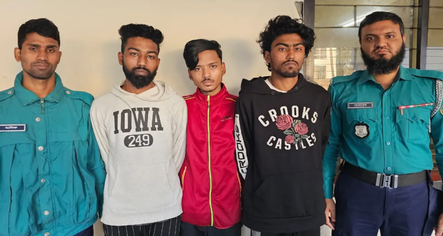 পুলিশ সদস্যকে ‘ছুরি’ দেখিয়ে ২ লাখ টাকা ছিনতাই, গ্রেপ্তার ৪