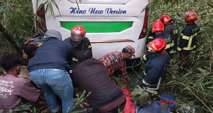 নিয়ন্ত্রণ হারিয়ে বাস খাদে, নিহত ৩