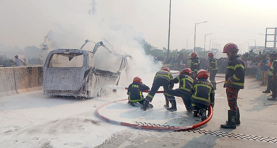 এক্সপ্রেসওয়েতে চলন্ত অ্যাম্বুলেন্সে আগুন