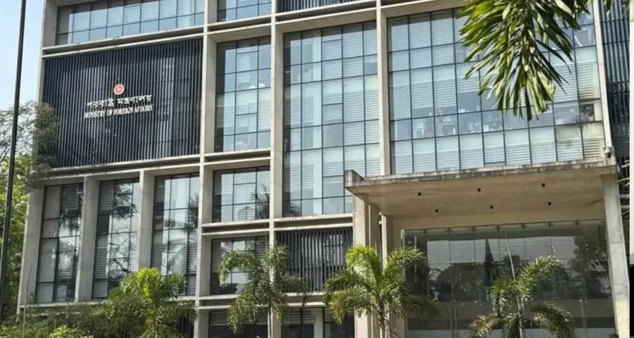 দিল্লির অনুষ্ঠানে হাসিনার বক্তব্য: ঢাকার ‘ক্ষুব্ধ’ প্রতিক্রিয়া