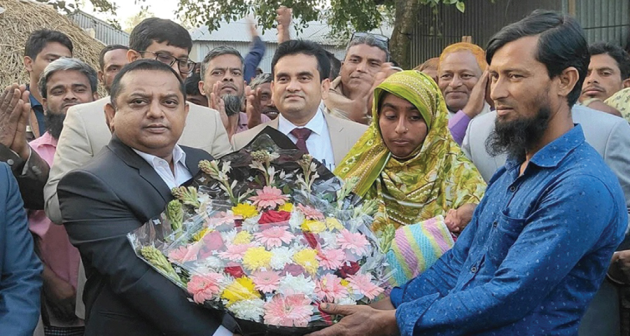 ভোটকেন্দ্রে জন্ম নেওয়া শিশুর নাম ‘খালেদা জিয়া’, দেখতে গেলেন ডিসি