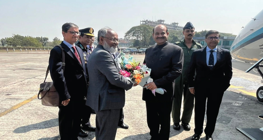 ভারতীয় বিমানবাহিনীর বিশেষ উড়োজাহাজে ঢাকায় পৌঁছালেন ওম বিড়লা