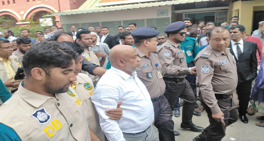 বরিশালে এজলাসে হট্টগোলের ঘটনায় আইনজীবী সমিতির সভাপতি গ্রেপ্তার