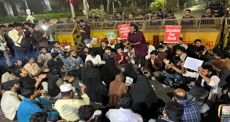 যমুনার সামনে দাবি আদায়ে ‘অনড়’ ইনকিলাব মঞ্চের সদস্যরা