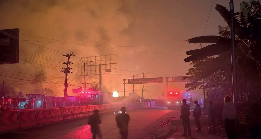 <span style='color:red;font-size:14px;'>কোটি টাকার ক্ষয়ক্ষতি</span><br> পুড়েছে বাড়ি-গাড়ি, কক্সবাজারে পাম্পের আগুনে দগ্ধ ১৬