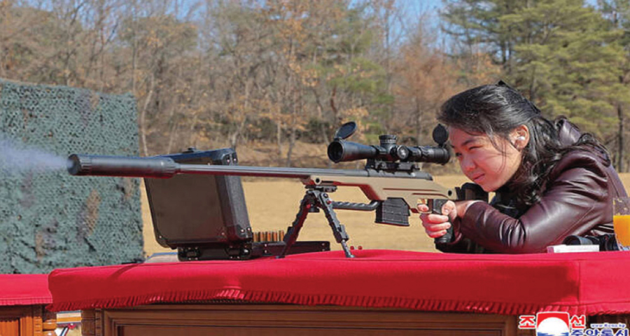 সেই জ্যাকেট পরে অস্ত্র চালাচ্ছেন কিমের কিশোরী মেয়ে
