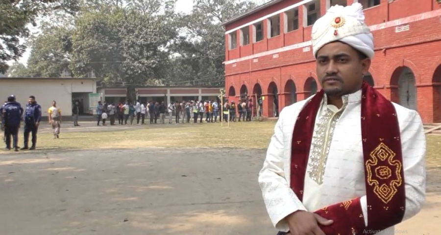 বিয়ের সাজে ভোটকেন্দ্রে বর