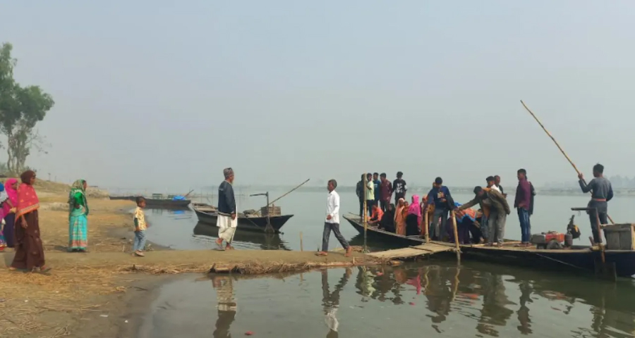 নৌকায় করে চর থেকে কেন্দ্রে আসছেন ভোটাররা