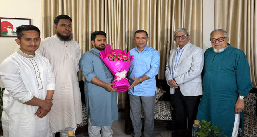 নাহিদ ইসলামের বাসায় তারেক রহমান