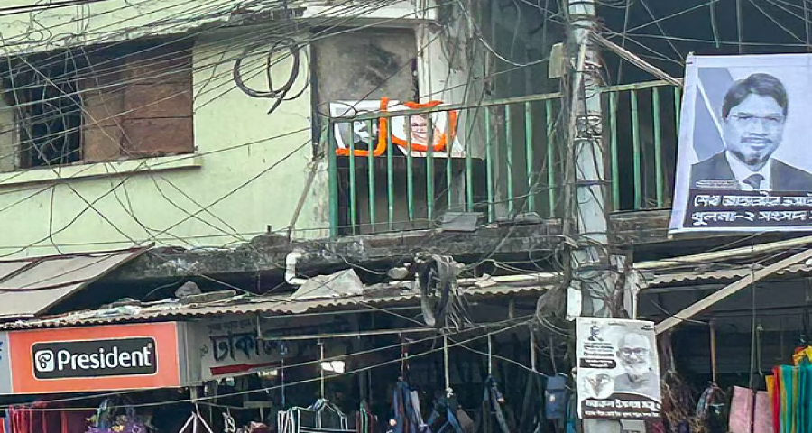 খুলনায় আওয়ামী লীগ কার্যালয়ে পতাকা উত্তোলন, ‘জয় বাংলা’ স্লোগান, পরে ভাঙচুর ও আগুন