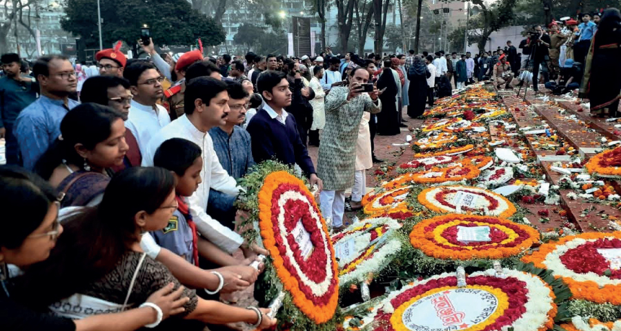 কেন্দ্রীয় শহীদ মিনারে জনস্রোত : ফুলে ফুলে ভরে গেছে বেদি