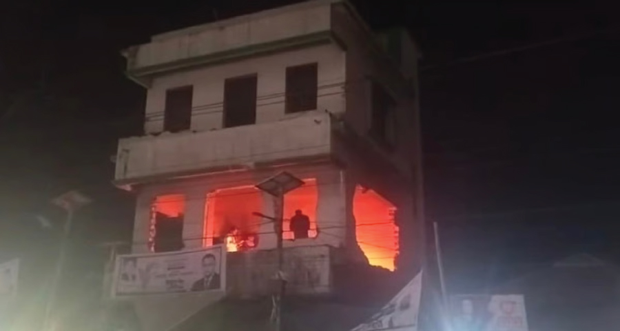 ব্যানার টানানোর পর ময়মনসিংহে আ.লীগ কার্যালয়ে ভাঙচুর, আগুন