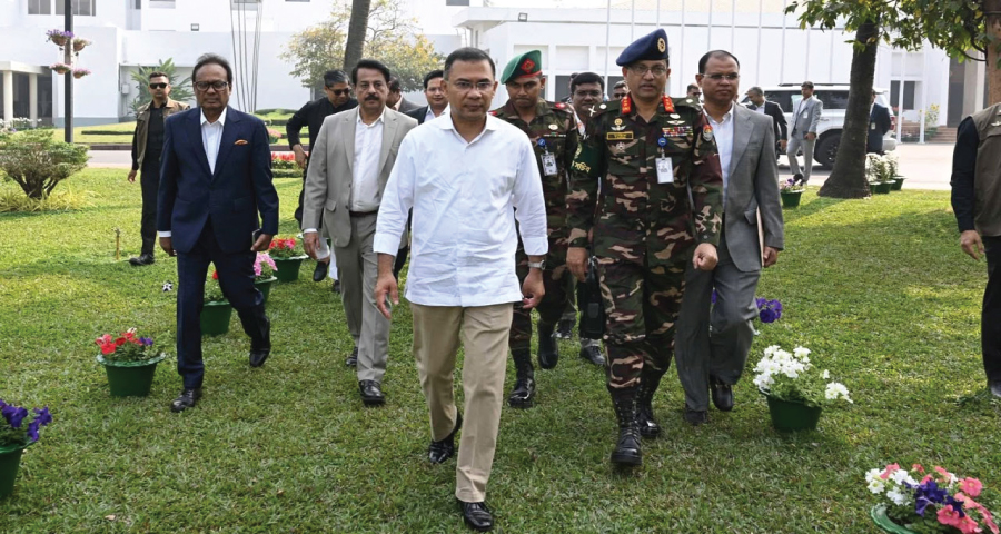 বাড়ির দরজা খুলেই প্রধানমন্ত্রী বললেন ‘চলেন যুদ্ধে যাই’