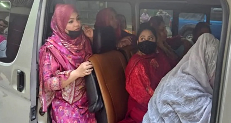 ধানমন্ডিতে আ.লীগের ঝটিকা মিছিল, ৭ নেত্রী আটক