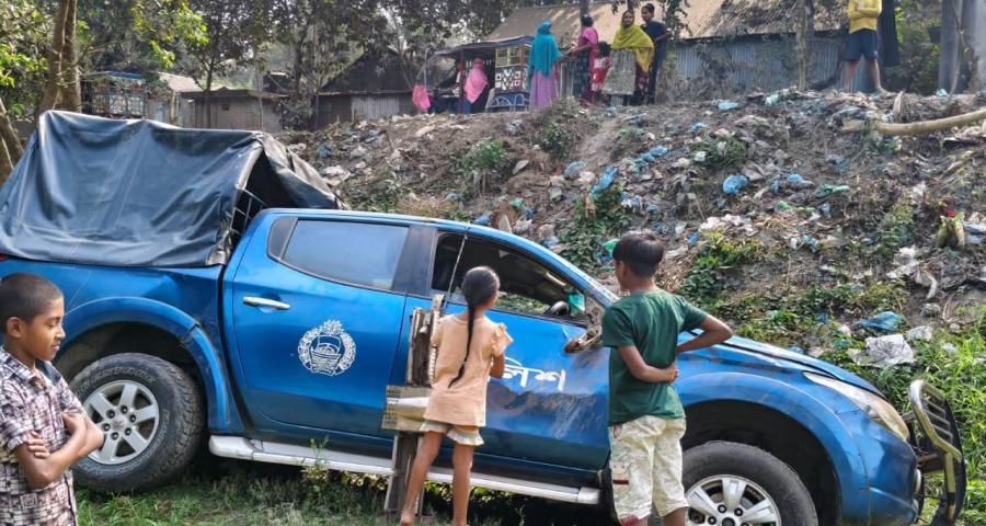 খাদে পড়ল প্রতিমন্ত্রী সাকিকে গার্ড অব অনার দিতে যাওয়া পুলিশের গাড়ি