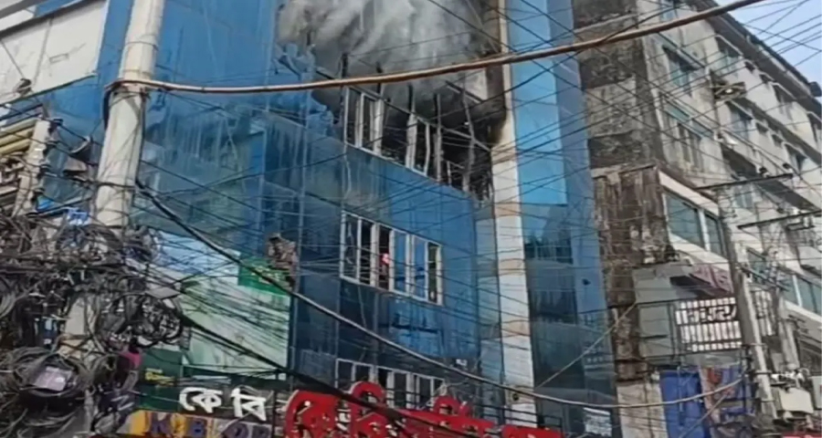 আগুনে পুড়ল চট্টগ্রামের টেরিবাজার, নিহত ২
