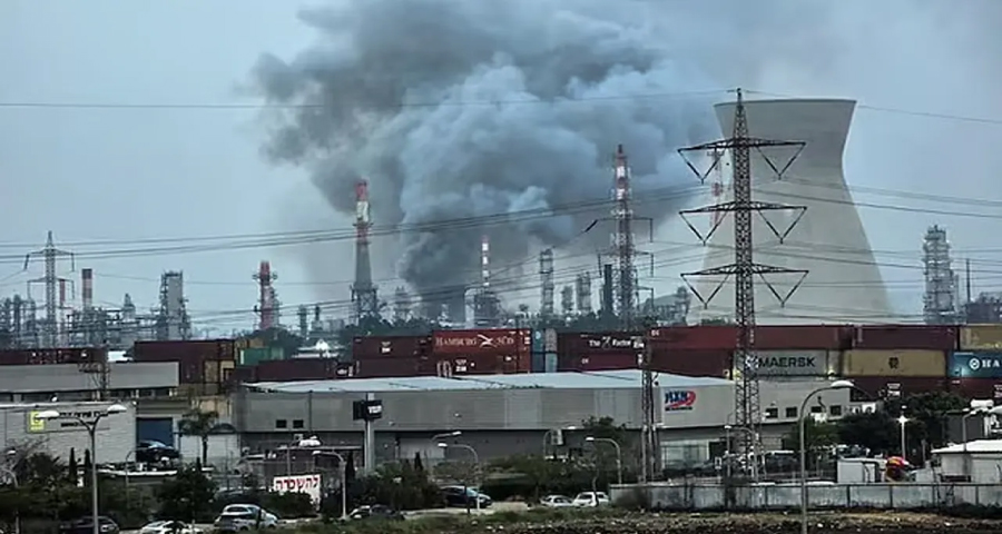 ইরানের ক্ষেপণাস্ত্র হামলায় ইসরায়েলের তেল শোধনাগারে আগুন