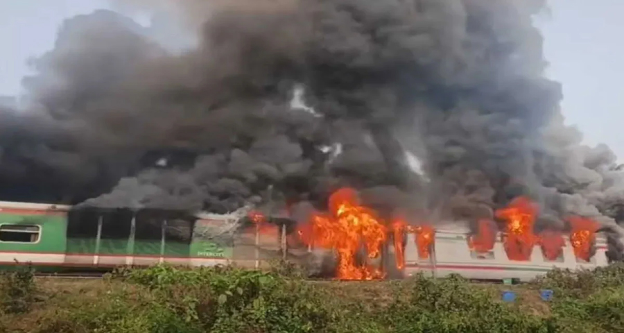 চট্টলা এক্সপ্রেস ট্রেনে ভয়াবহ আগুন