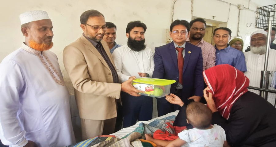 হাসপাতালে গিয়ে রোগীদের ফলের বাক্স উপহার দিলেন এমপি মিলন