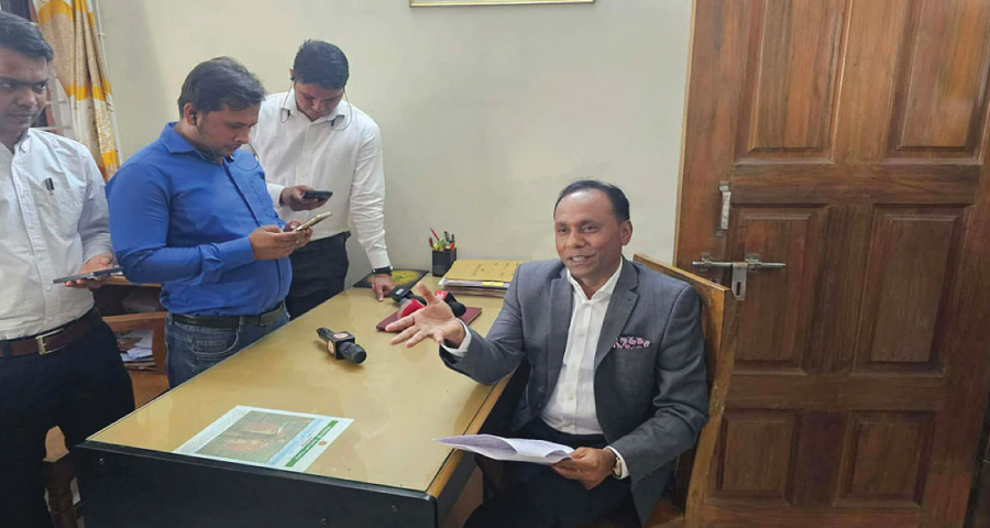 হঠাৎ ভূমি অফিসে প্রতিমন্ত্রী, আধাঘণ্টা অপেক্ষা…