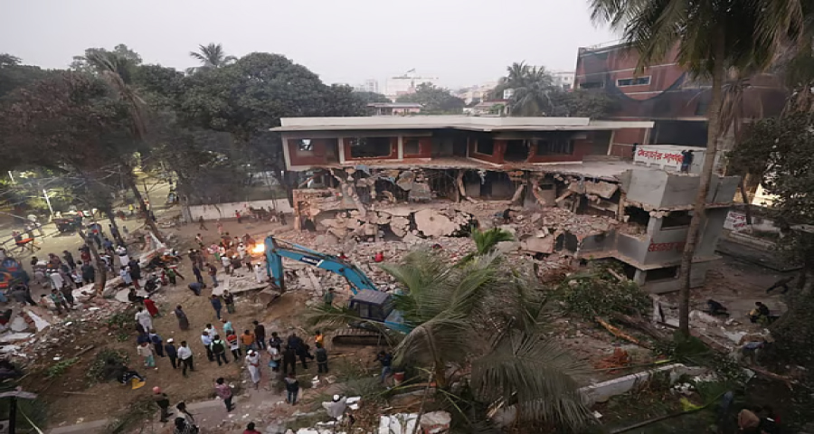 ধানমন্ডি ৩২ নম্বরে ফুল দিতে গিয়ে ৪ জন গ্রেপ্তার, সন্ত্রাসবিরোধী আইনে মামলা