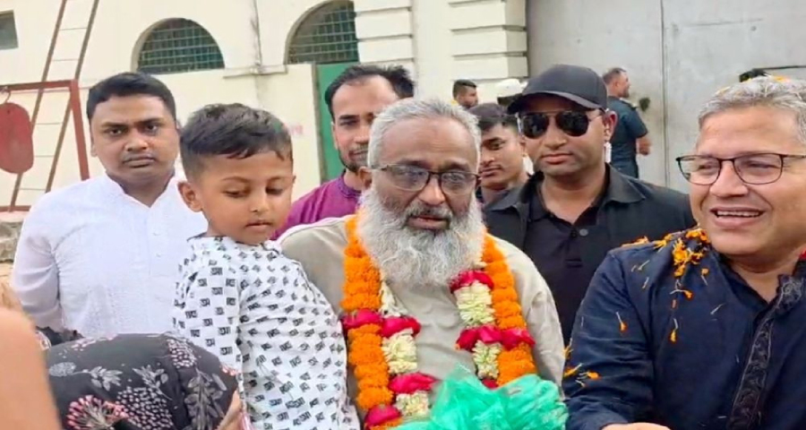 কারামুক্ত আ.লীগ নেতাকে ফুল দিয়ে বরণ এমপি বাবুলের