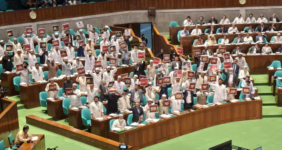 <span style='color:red;font-size:14px;'>সংসদে রাষ্ট্রপতির ভাষণ</span><br> প্ল্যাকার্ড হাতে দাঁড়িয়ে বিরোধী দলের প্রতিবাদ-ওয়াক আউট