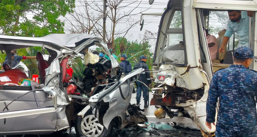 বিয়ে করে বাড়ি ফেরার পথে দুর্ঘটনায় প্রাণ গেল বর-কনেসহ ১৩ জনে