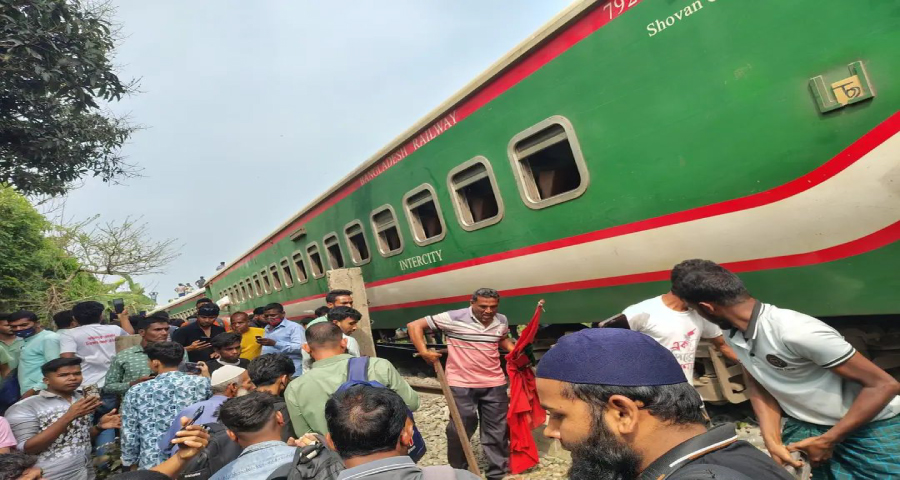 নীলসাগর এক্সপ্রেস ট্রেনের ৯ বগি লাইনচ্যুত, হতাহতের শঙ্কা