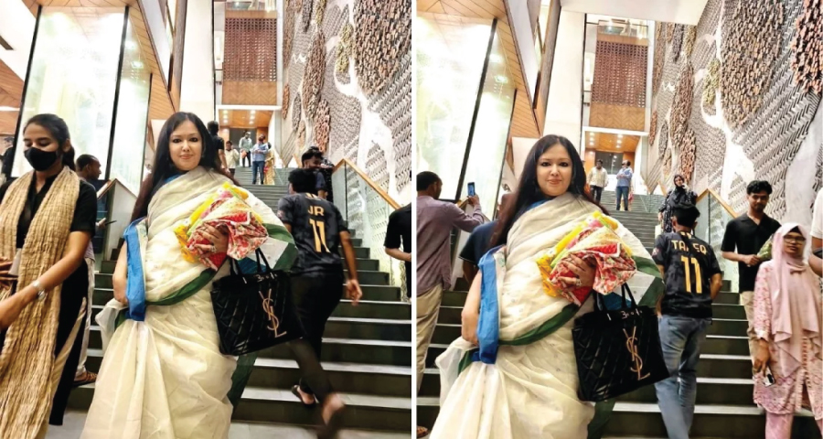 আড়ং থেকে কাপড় কিনে ক্ষোভে হাতে করেই নিয়ে গেলেন রুমিন ফারহানা