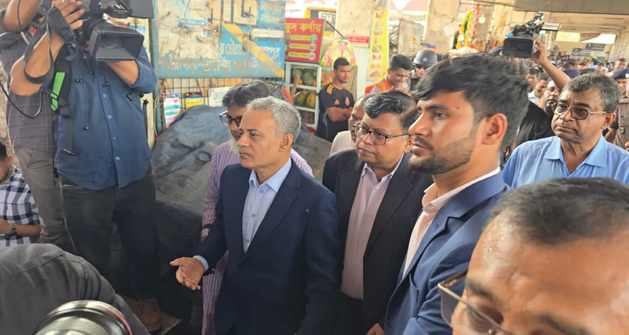 <span style='color:red;font-size:14px;'>বাস টার্মিনাল পরিদর্শনে সেতুমন্ত্রী</span><br> নির্ধারিত ভাড়ার বেশি নেওয়ার নজির নেই, মালিকরা খুশিতেই কম নিচ্ছেন