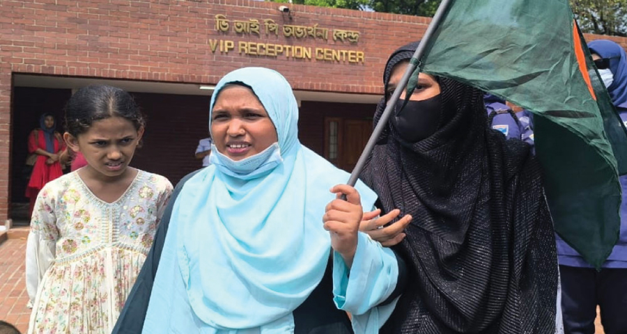 জাতীয় স্মৃতিসৌধে নারীর ‘জয় বাংলা’ স্লোগান, অতঃপর…