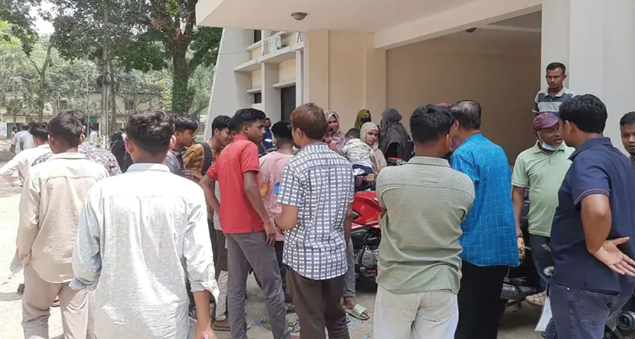 রাতভর অবরোধের পর অবশেষে পরীক্ষায় বসল গাইবান্ধার সেই ৬৫ পরীক্ষার্থী