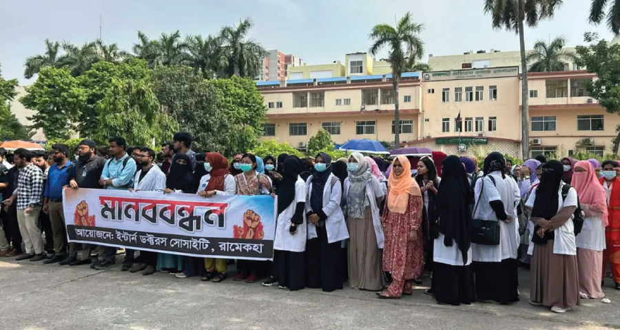রামেক হাসপাতালে ২৪ ঘণ্টার কর্মবিরতিতে ইন্টার্ন চিকিৎসকরা