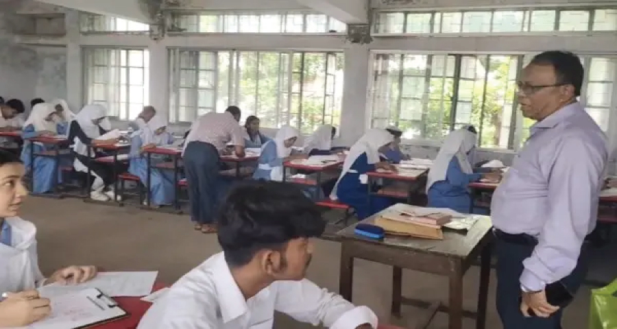 মন্ত্রীর নির্দেশ অমান্য করে পরীক্ষার হলে এমপি, করলেন ফেসবুক লাইভ