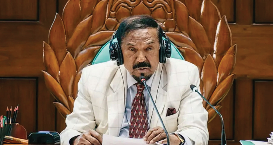 অধিবেশন চলাকালে খাচ্ছিলেন এমপি, ধরে ফেললেন স্পিকার