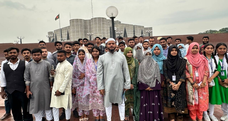 অর্ধশতাধিক শিক্ষার্থীকে সংসদ ভবন ঘুরিয়ে দেখালেন এমপি ড. শফিকুল ইসলাম মাসুদ