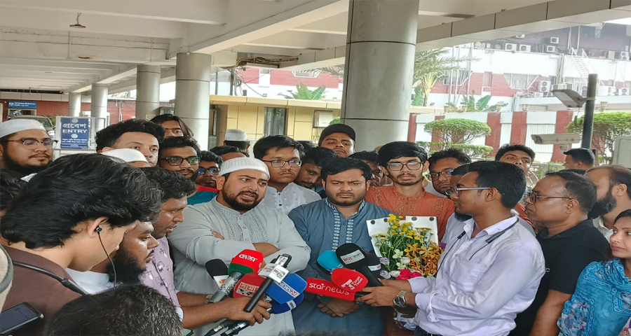 ড. ইউনূসকে ১১ দলীয় ঐক্যের সঙ্গে আন্দোলনে নামার আহ্বান জানালেন নাহিদ