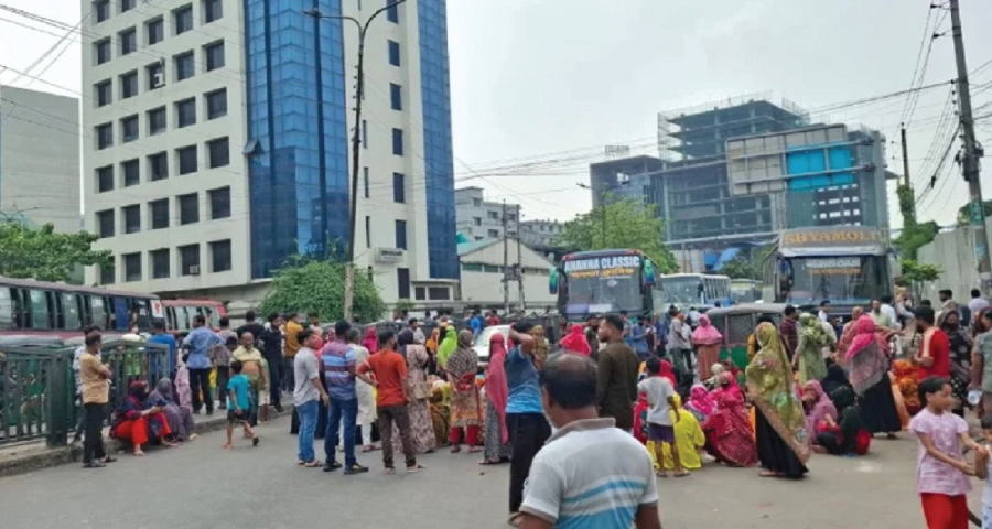 তেজগাঁও লিংক রোড অবরোধ করে পোশাককর্মীদের বিক্ষোভ