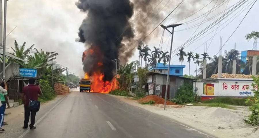 পেট্রোলবাহী লরিতে আগুন, চালকের বুদ্ধিমত্তায় রক্ষা পেল ফিলিং স্টেশন