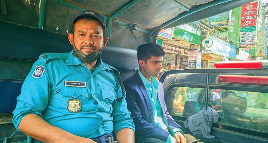 পেশায় রাজমিস্ত্রি হলেও প্রেমিকাকে এএসপির পরিচয়, রংপুরে কার্ড বানাতে গিয়ে আটক